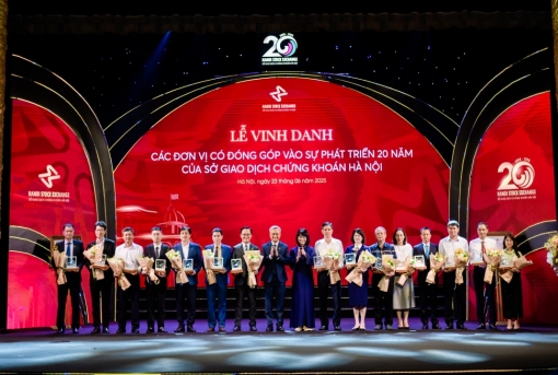 PVChem vinh dự được HNX vinh danh tại Lễ kỷ niệm 20 năm thành lập Sở giao dịch Chứng khoán Hà Nội